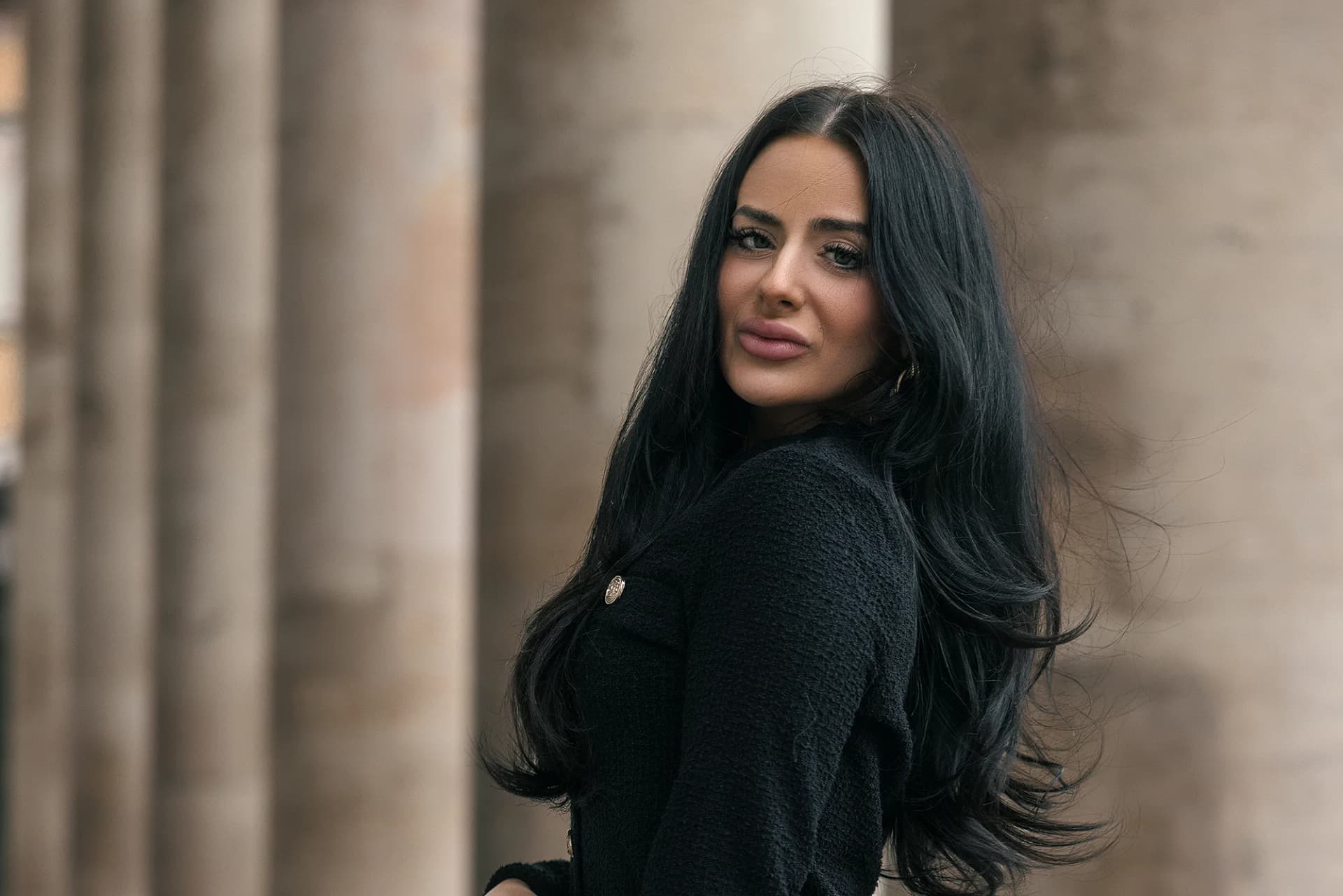 Professionelles Business-Portrait einer Frau mit dunklen Haaren in München, fotografiert von Nicolas Bär