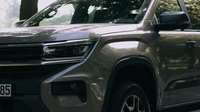 Frontpartie eines grauen VW Amarok Pickups mit LED-Scheinwerfer, Automotive-Detailaufnahme