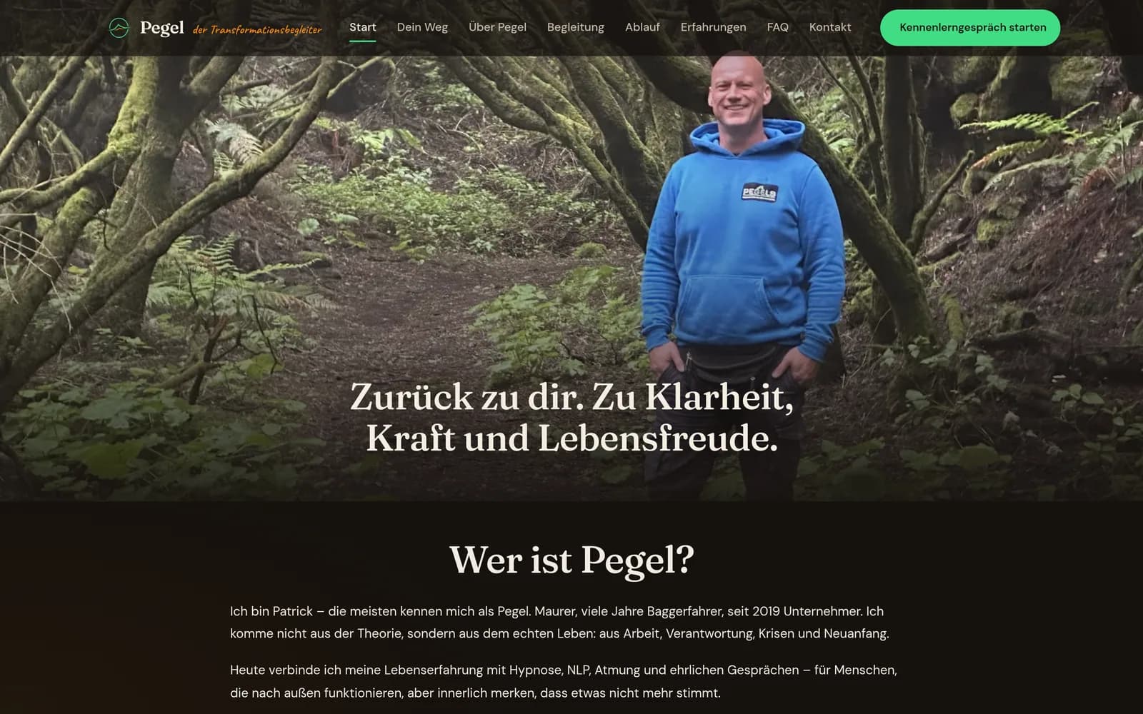Bildbahn ueber die volle Breite: Patrick im Wald, darueber „Zurueck zu dir"