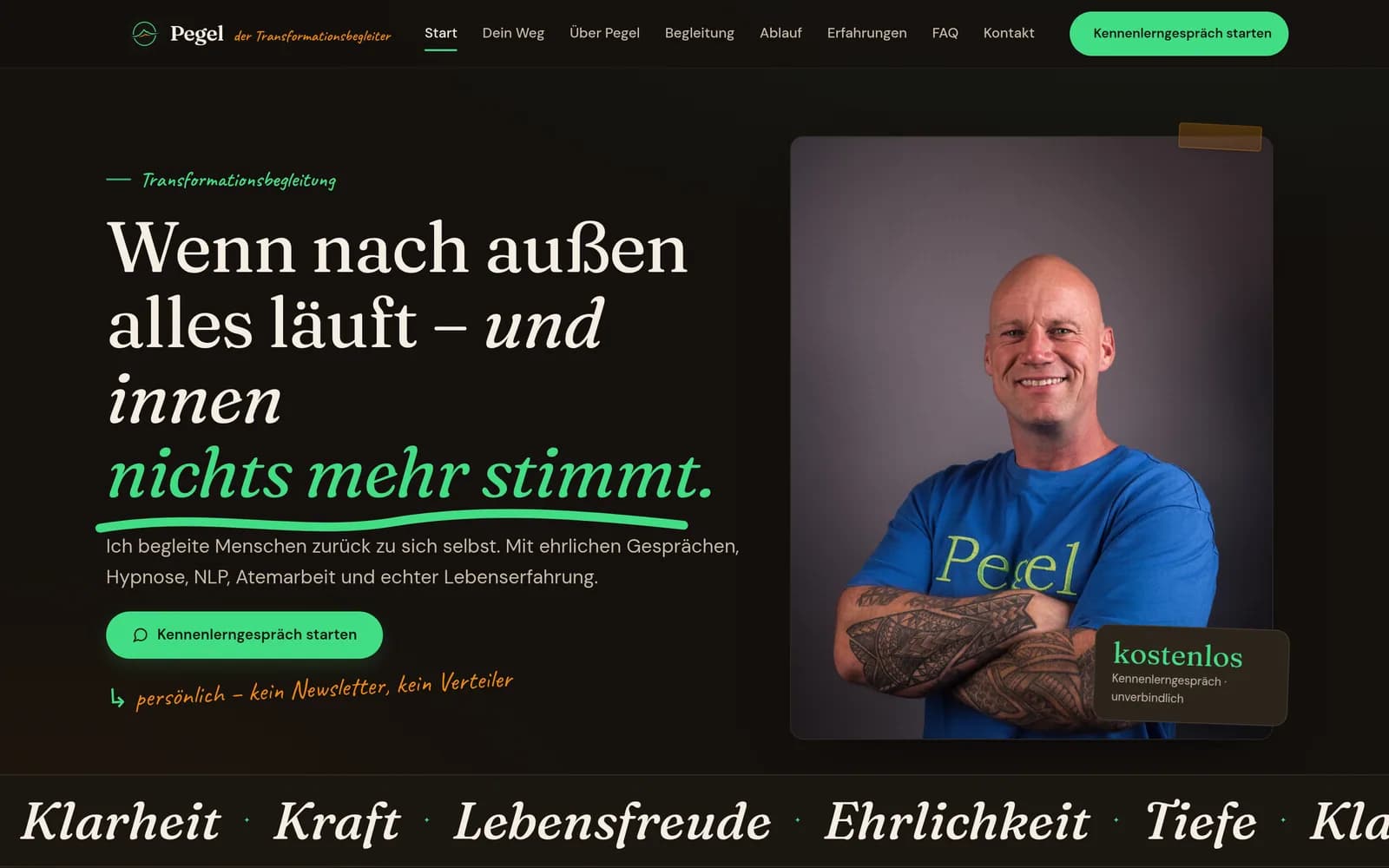 Pegel — Startseite mit der Headline „Wenn nach aussen alles laeuft" und dem Portrait im getapten Rahmen